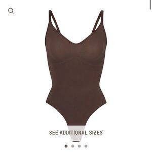 SKIMS SCULPTING THONG BODYSUIT